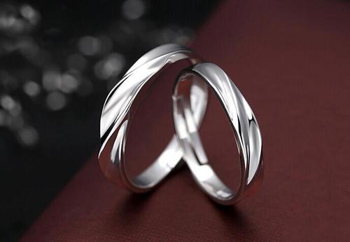 婚戒的戴法：男士婚戒，展示不同气质